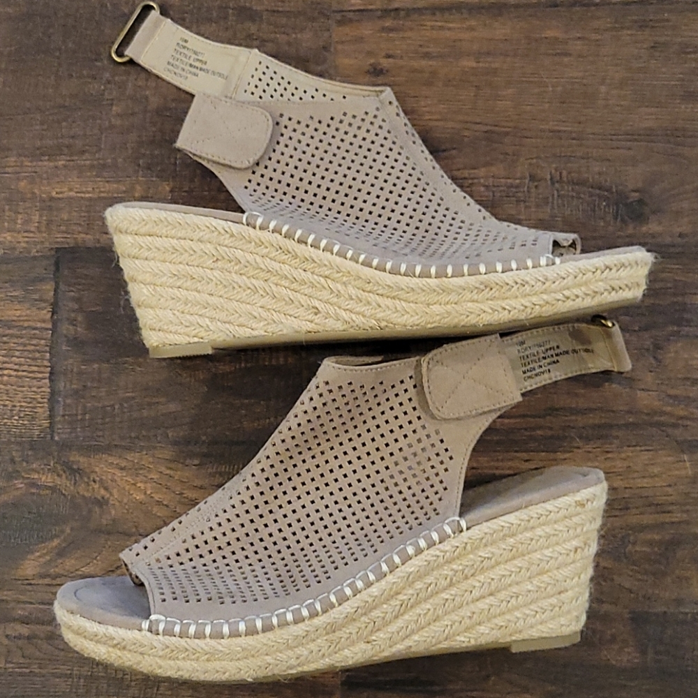 Size 10 daisy Fuentes wedges